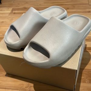 Yeezy slides in pure color - authentic